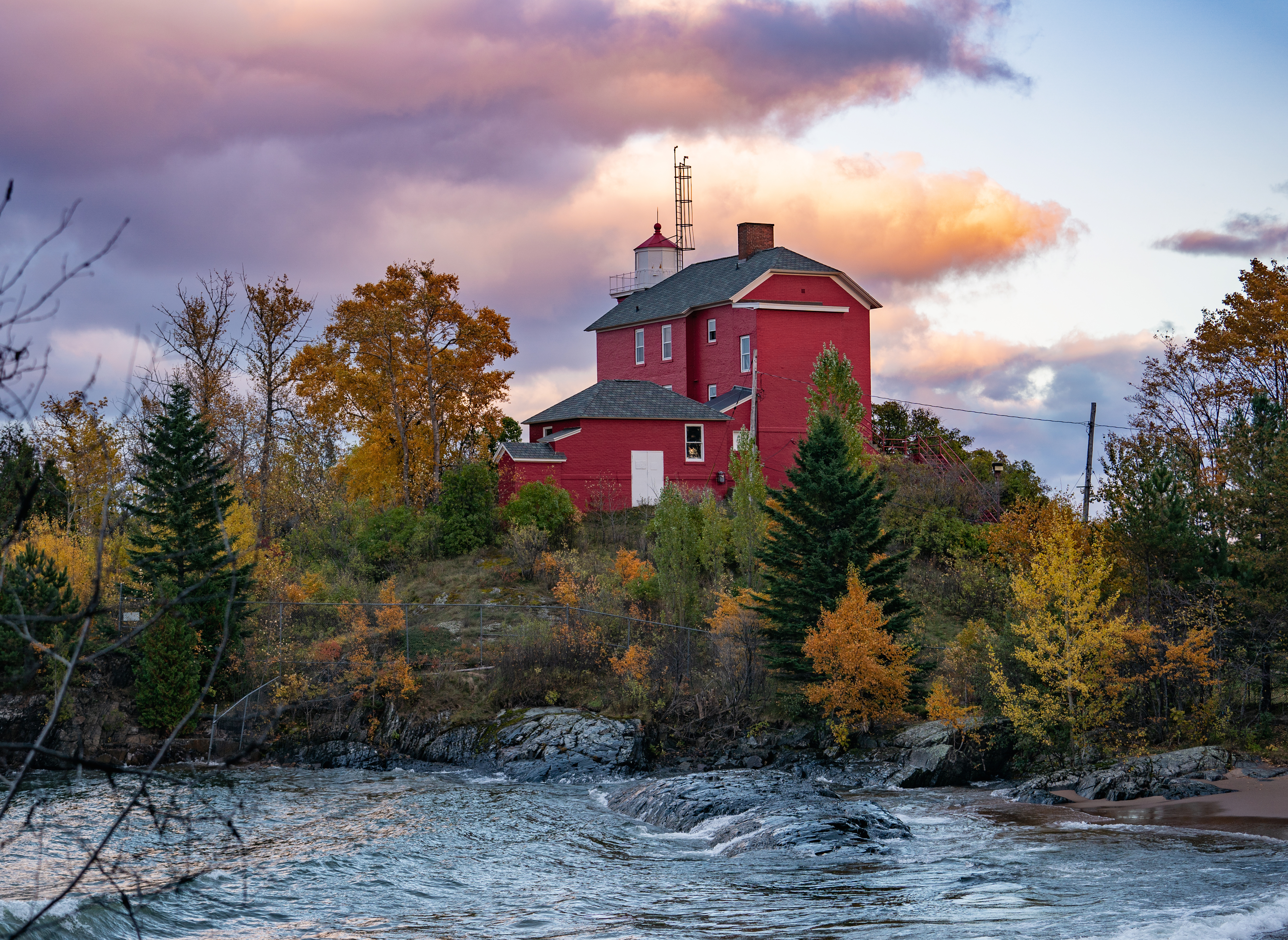 Marquette harbor lighthouse in the fall
