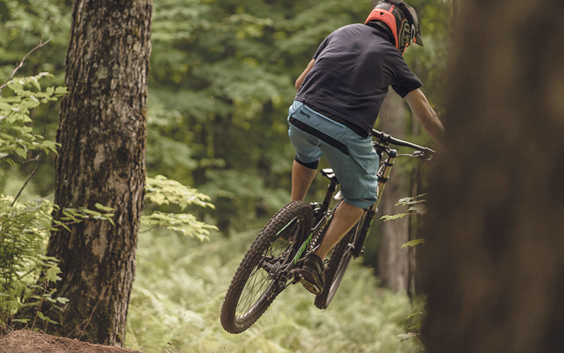 guy on mountain bike on a trail jumping