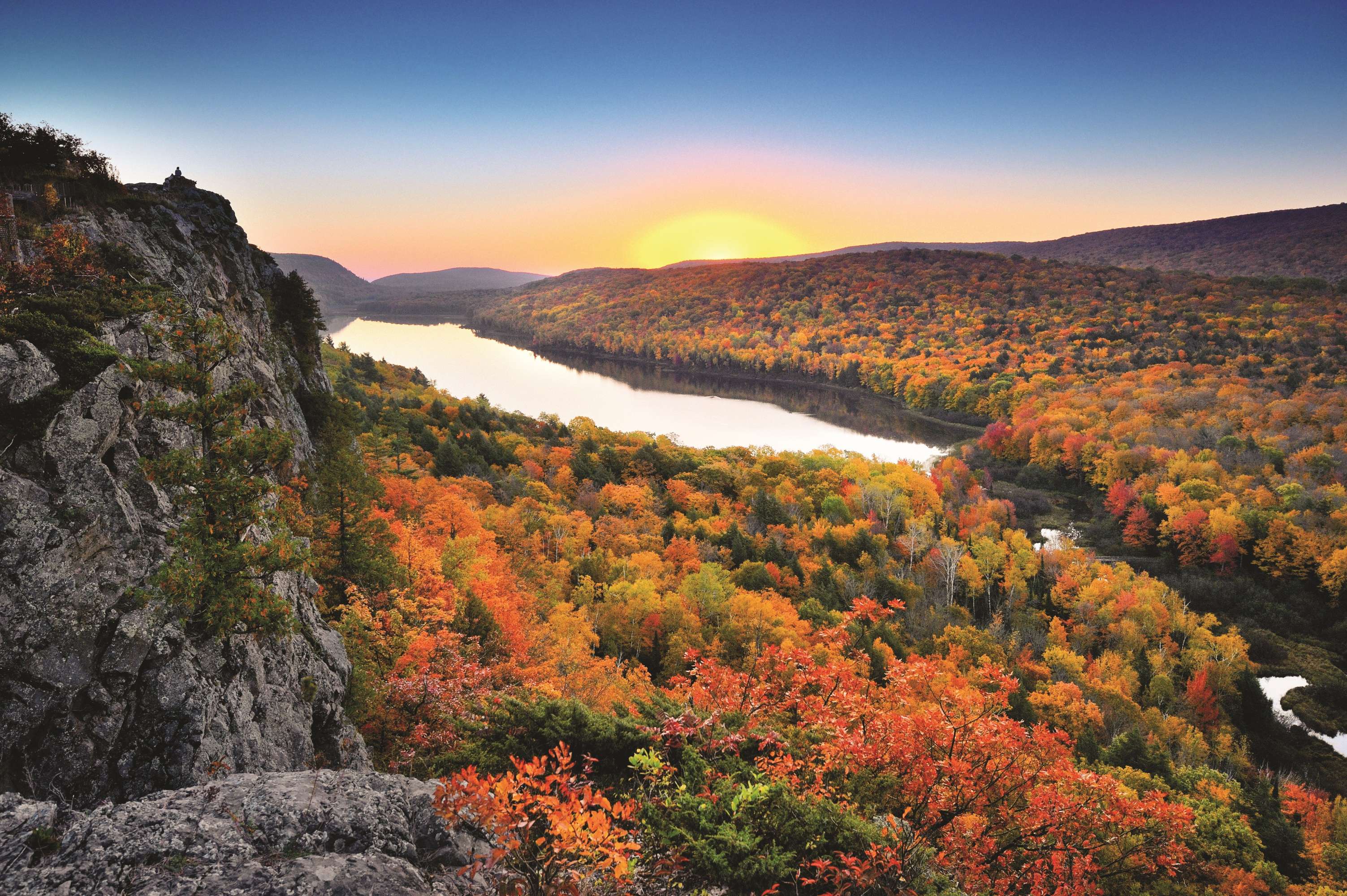 Lake of the Clouds surrounded by fall forests.