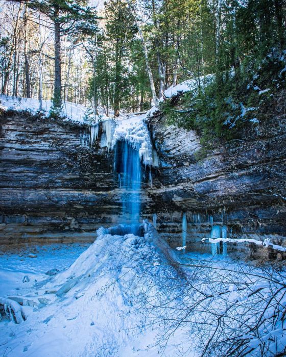 Munising falls beginning to freeze during winter