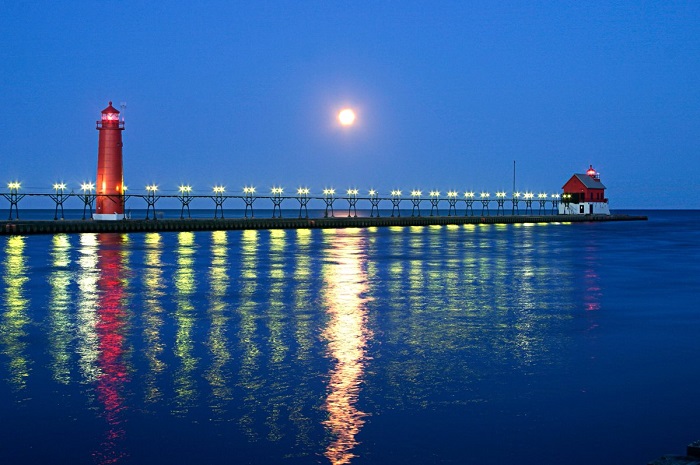 Grand Haven Lighthouse by Gert Wallis