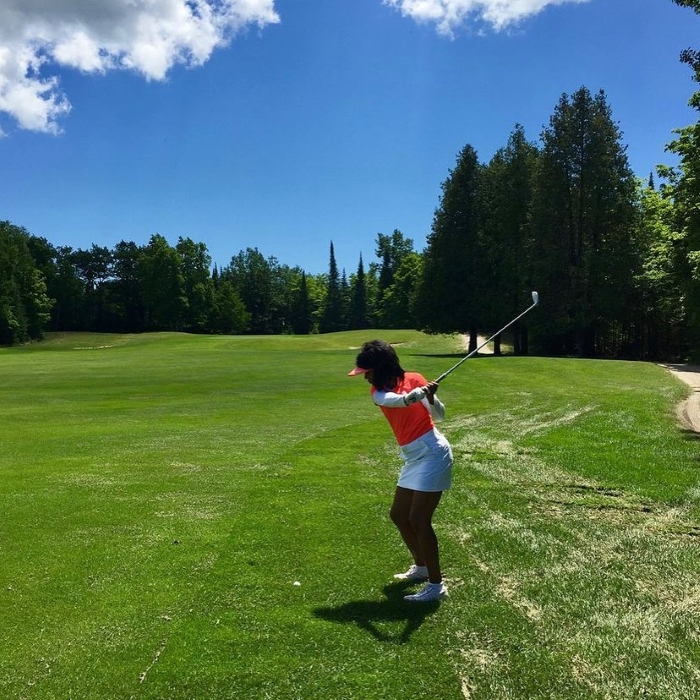 Woman golfing on Drummond Island
