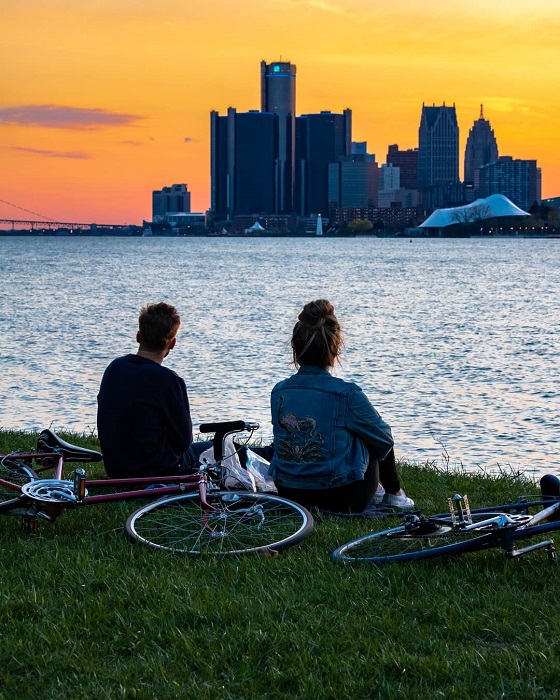 Couple relaxing on the waterfront of Belle Isle