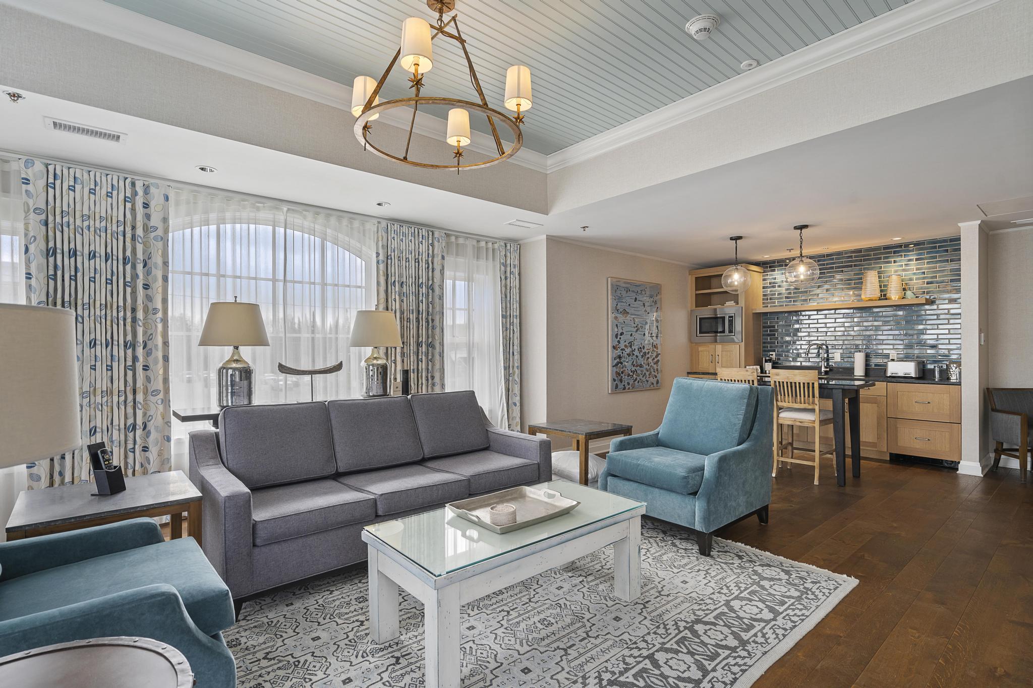 Hotel Walloon Lakeview One Bedroom Spacious Suite with living area and kitchenette. Photo 2