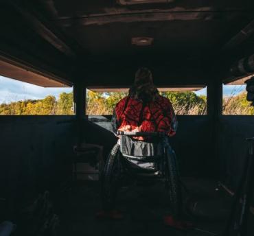 Wheelchair accessible hunting blind
