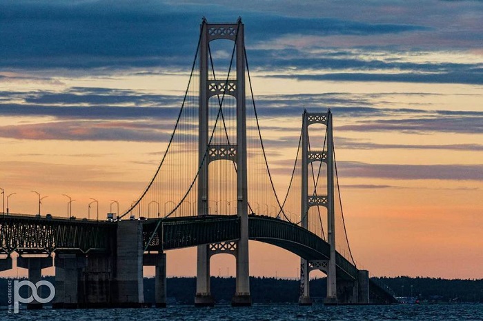 Ponte Mackinac em Sunset