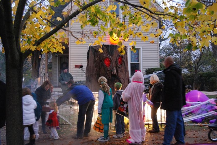 Trick-or-treating on Tillson Street