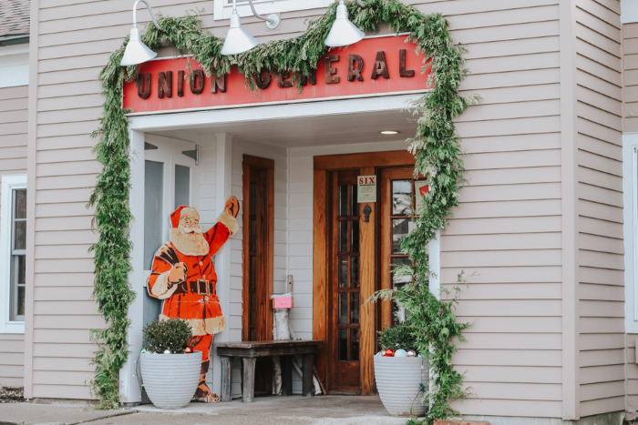 The Union General Boutique & Cupcakery storefront decorated for Christmas.